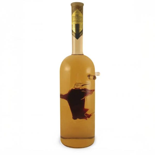 Hengeres fektethető díszüveges palack benne bika (0,5L)