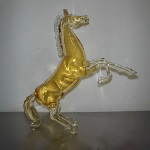 Talpon álló ágaskodó ló (0,5L)